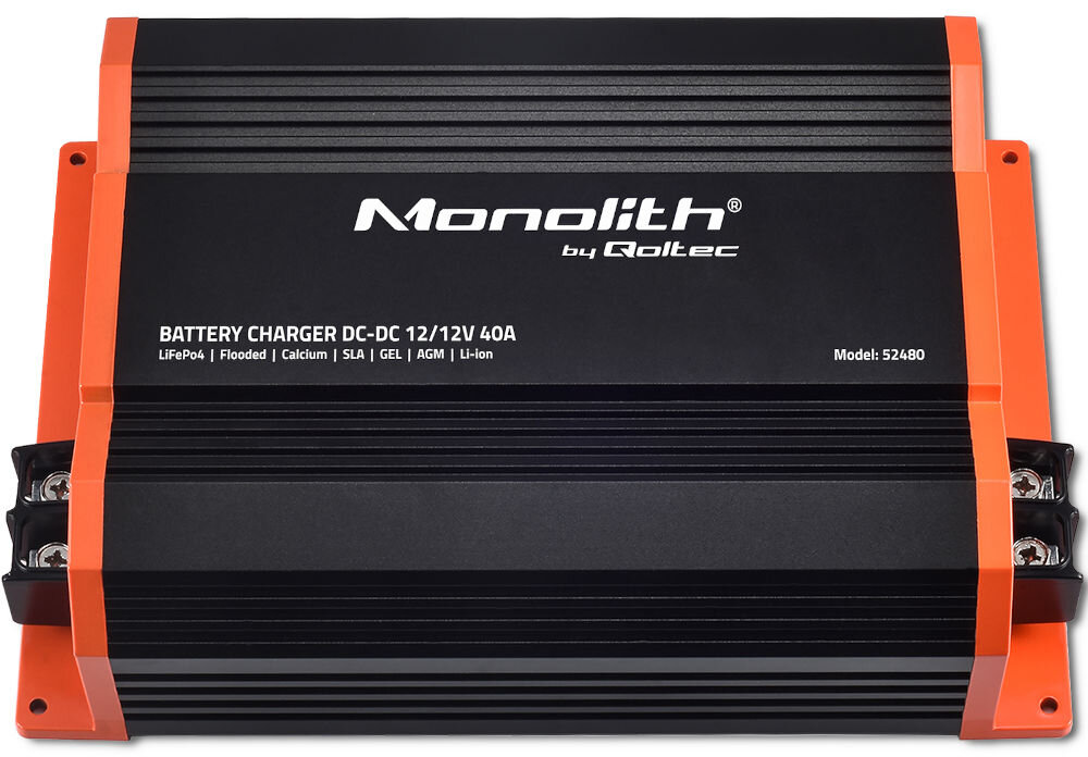 Inteligentna ładowarka QOLTEC Monolith 52480 do akumulatorów LIFEPO4 AGM GEL 12V-12V 40A 500W, przegrzanie, polaryzacja, przeładowanie, zwarcie, na białym tle akumulator od góry