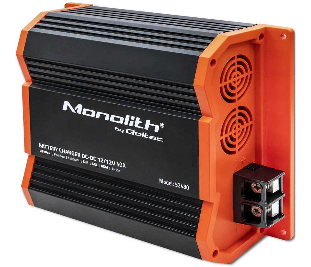 Inteligentna ładowarka QOLTEC Monolith 52480 do akumulatorów LIFEPO4 AGM GEL 12V-12V 40A 500W, przejrzyste, etap, proces, ładowanie, na białym tle pionowo akumulator frontem prawo skos