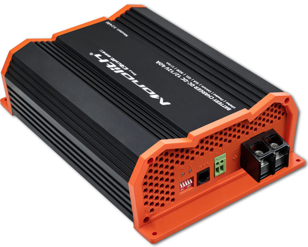 Inteligentna ładowarka QOLTEC Monolith 52480 do akumulatorów LIFEPO4 AGM GEL 12V-12V 40A 500W, sprawność, tradycyjne, ładowarki, czas, na białym tle akumualtor frontem od góry lewo skos