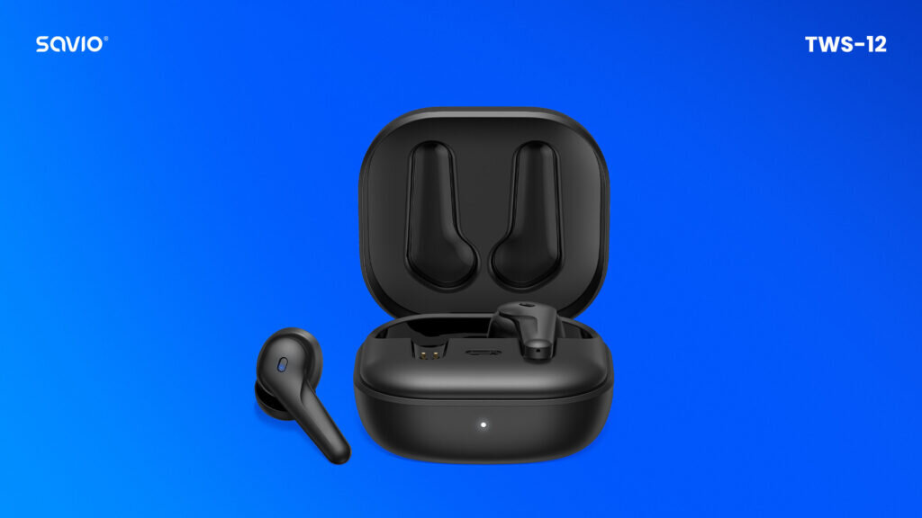 bezprzewodowe-sluchawki-bluetooth-tws-12-na-niebieskim-tle