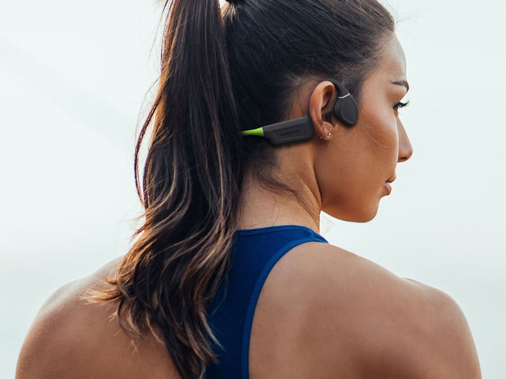 Słuchawki powietrzne CREATIVE Outlier Free Plus
                kobieta ze słuchawkami na uszach przewodnictwo kostne dźwięk pełna świadomość otoczenia bieganie jazda na rowerze codzienny trening