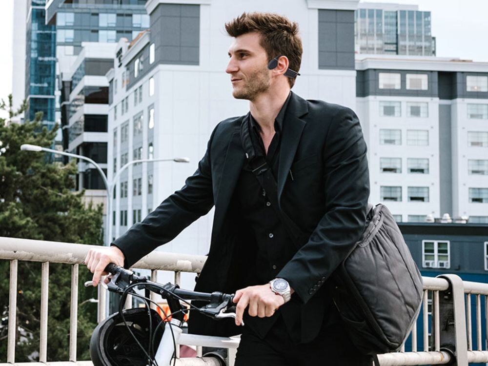 Słuchawki powietrzne CREATIVE Outlier Free Plus
                mężczyzna ze słuchawkami na uszach 10 godzin odtwarzania szybkie ładowanie bluetooth 5.3 stabilne energooszczędne multipoint połączenie z dwoma urządzeniami