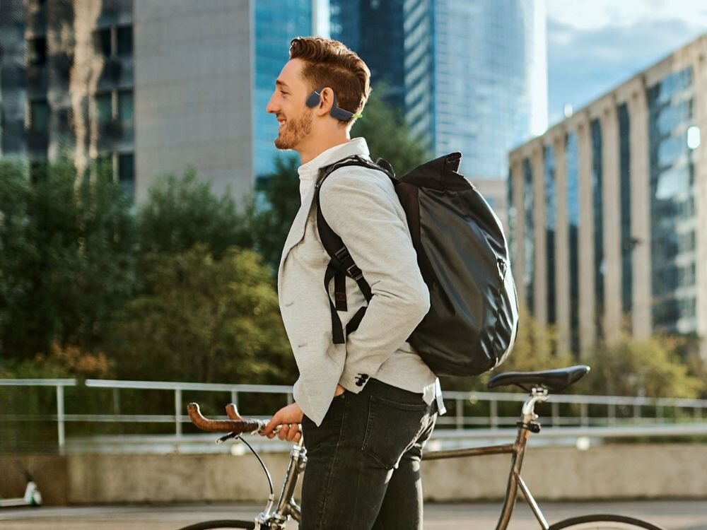 Słuchawki powietrzne CREATIVE Outlier Free Plus
                mężczyzna ze słuchawkami na uszach lekka elastyczna konstrukcja odporność na zachlapania ipx5 trening deszcz aktywny tryb życia komfort bezpieczeństwo użytkownika