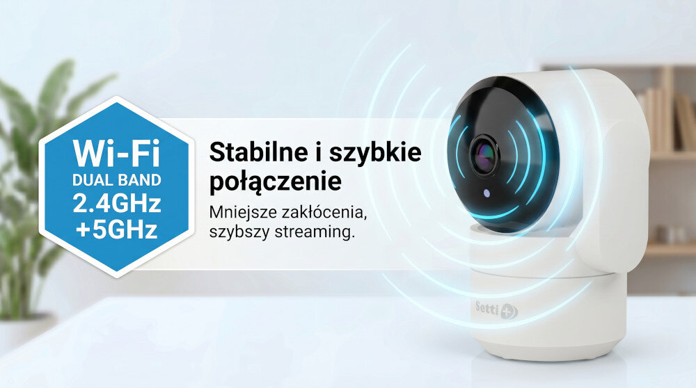 Na pierwszym planie znajduje się biała kamera z czarnym obiektywem, na której widnieje napis \'Setti+\'. W tle widać rozmyty obraz pokoju dziecięcego z łóżeczkiem, lampką i szafką.