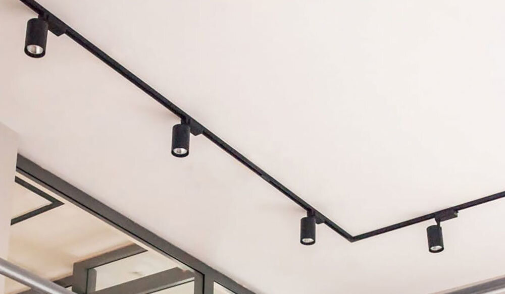 Zestaw szynowy DPM X-Line STR-3XGU10-W Biały prosty szybki montaz podlaczyc szynoprzewody do przewodow zasilajacych i kostki w zlaczce przymocowac lampe do sufitu reflektory przymocowane w dowolnym miejscu na szynie mozna przesuwac