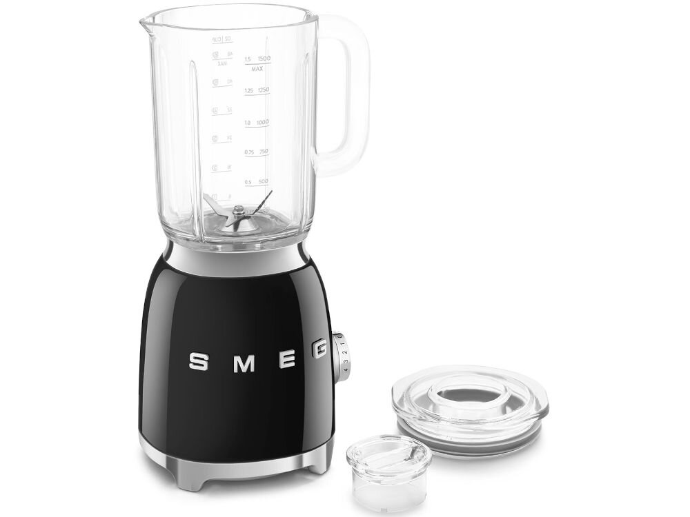 Blender kielichowy SMEG BLF03BLEU białe tło blender stoi bokiem czarna obudowa przeźroczysty kielich srebrne elementy pokrętło elegancja retro zaokrąglona forma stylowe wykończenie praktyczne urządzenie do codziennego użytku designerski akcent