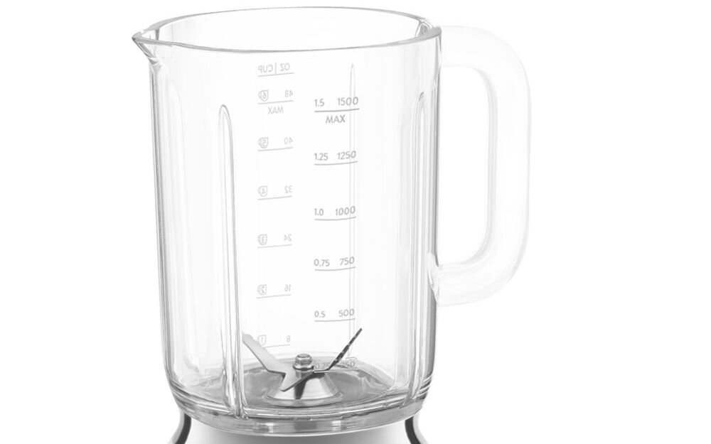 Blender kielichowy SMEG BLF03BLEU Blender kielichowy SMEG BLF03BLEU białe tło blender czarna obudowa przeźroczysty kielich srebrne elementy pokrętło obok lezy pokrywka i miarka dzbankiem z Tritanu o pojemności 1,5 litra (około 6 filiżanek) do codziennych zastosowań przy większych okazjach antypoślizgowa podstawa stabilność wbudowany uchwyt na przewód 1-metrowy przewód zasilający pokrywka z miarką dodawanie składników w trakcie użytkowania