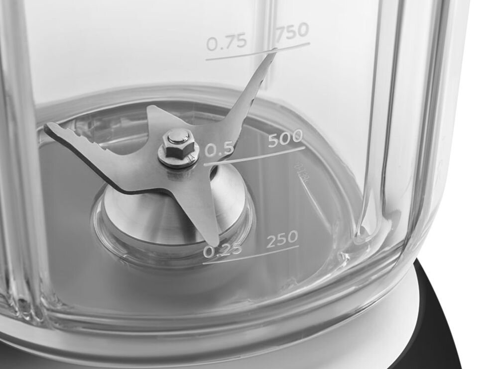 Blender kielichowy SMEG BLF03BLEU zbliżenie na ostrze miarka czarna obudowa białe tło Ostrza wykonane z trwałej stali nierdzewnej szybkie wygodne miksowanie cztery automatyczne programy Smoothie Green Smoothie Ice Crush AutoClean usprawnienie procesu przygotowywania napojów i czyszczenia funkcja łagodnego startu silnika płynna praca