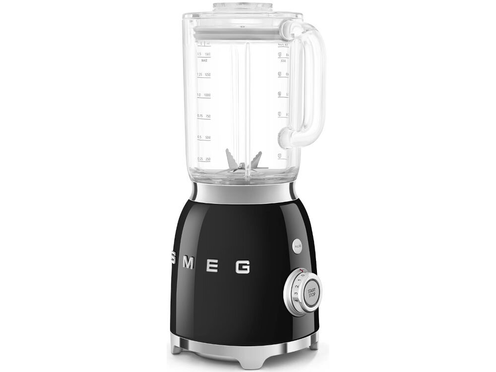 Blender kielichowy SMEG BLF03BLEU Blender kielichowy SMEG BLF03BLEU białe tło blender czarna obudowa przeźroczysty kielich srebrne elementy pokrętło Neutralny czarny kolor do klasycznych i współczesnych kuchni elegancki wygląd uniwersalność spójny i estetyczny wystrój funkcjonalność i design