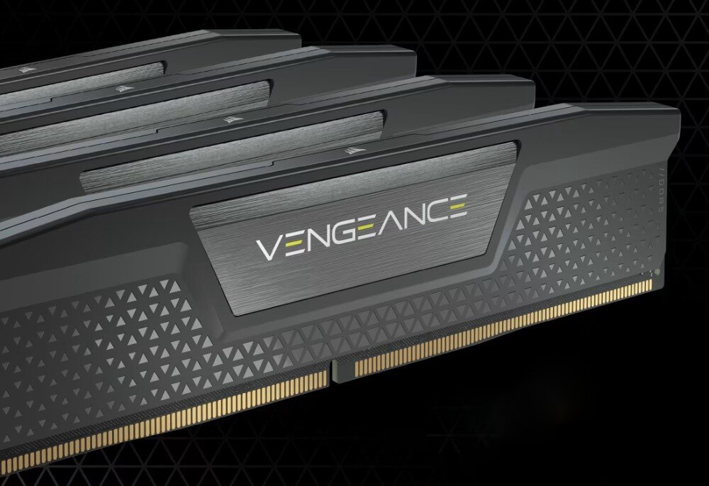 Pamięć RAM CORSAIR Vengeance Dwa moduły pamięci RAM ustawione pod skosem jeden za drugim na ciemnym tle z widocznym złączem krawędziowym