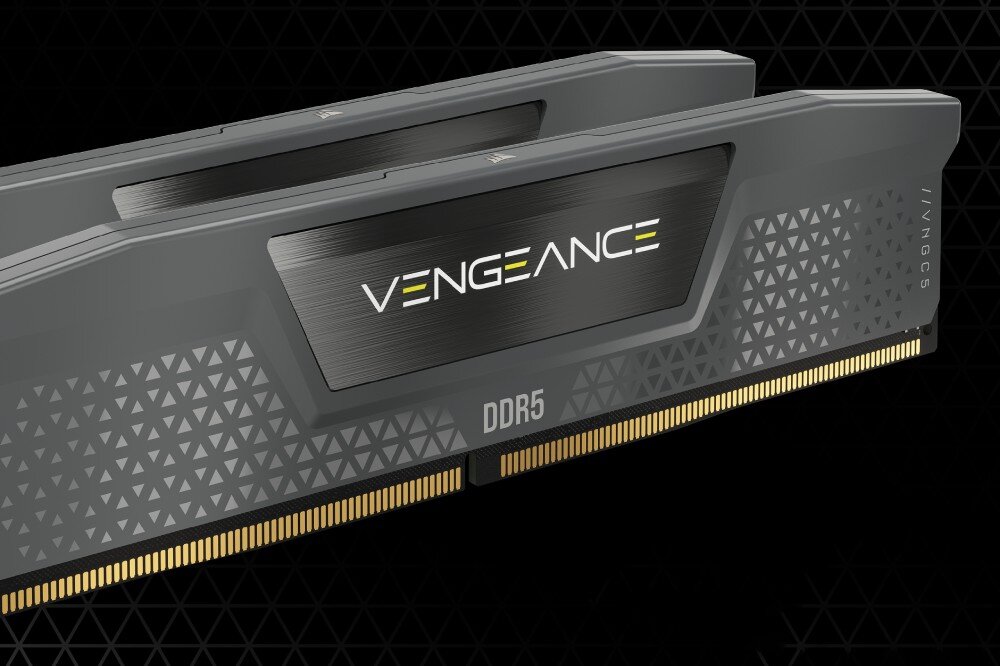 Pamięć RAM CORSAIR Vengeance Dwa moduły pamięci RAM ustawione pod skosem jeden za drugim na ciemnym tle z widocznym złączem krawędziowym