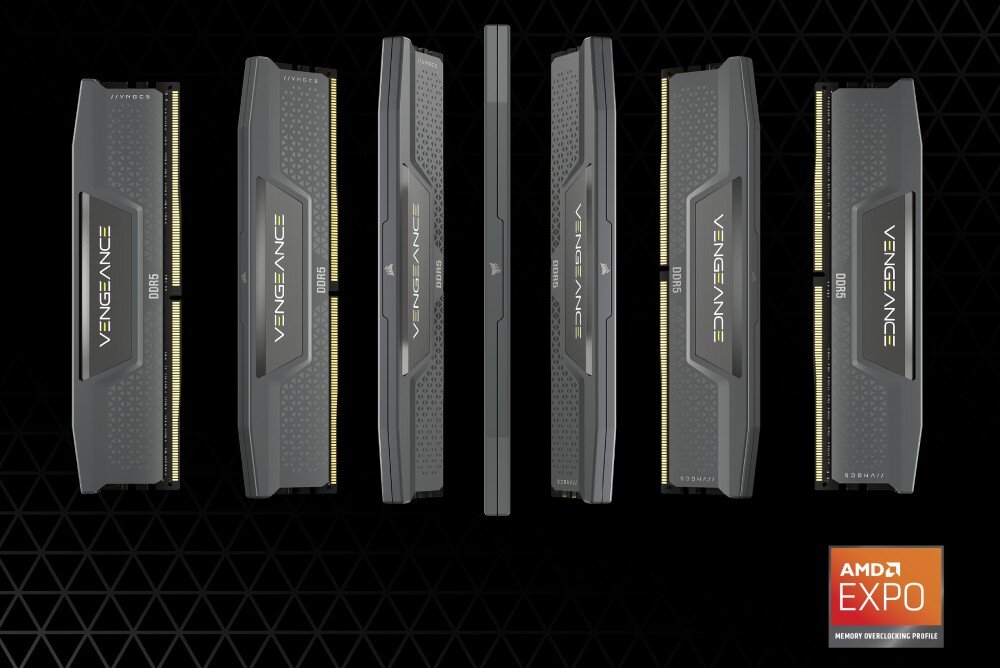 Pamięć RAM CORSAIR Vengeance Cztery moduły pamięci RAM ustawione w rzędzie jeden za drugim pod kątem z widocznym logo serii na środku radiatora