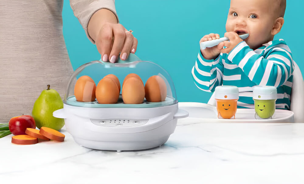 Steamer NUTRIBULLET BSR08N dla maluszka niebieskie tło dziecko jedzenie ręka otwiera pokrywkę jajka w urządzeniu