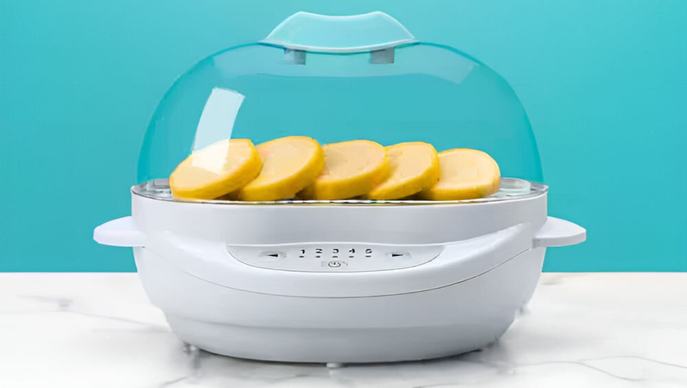 Steamer NUTRIBULLET BSR08N urządzenie pokrywka niebieskie tło białe urządzenie ziemniak w środku guziki pomocnik przygotowywanie zdrowych posiłków dla niemowląt moc 420 W pięć trybów pracy gotowanie na parze rozmrażanie sterylizacja akcesoriów dziecięcych wielofunkcyjne urządzenie intuicyjna obsługa wybranie odpowiedniego trybu ustawienie timera zasygnalizowanie zakończenia pracy