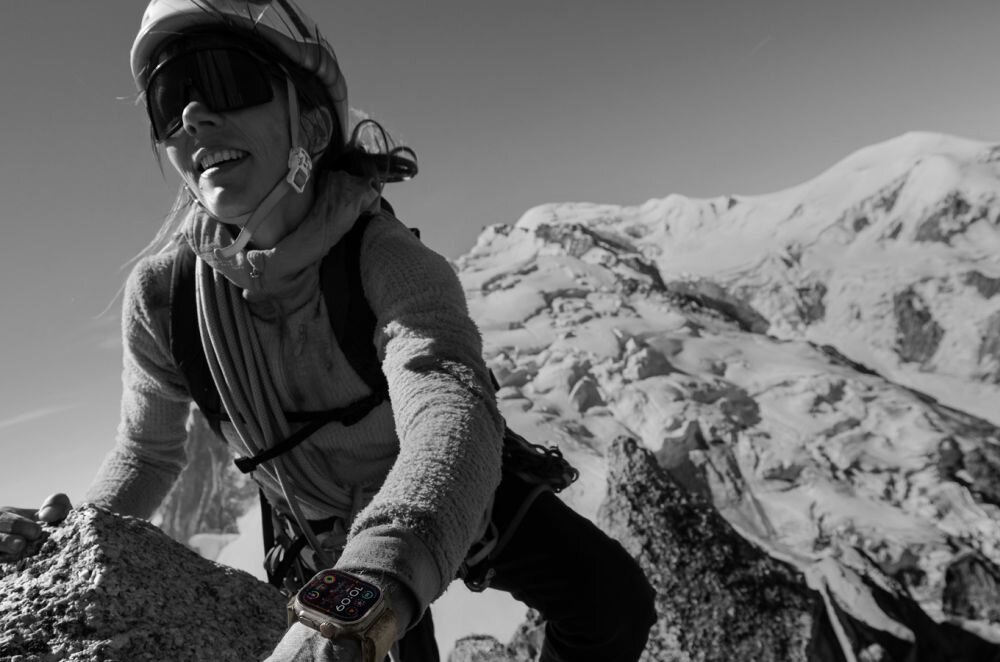 SMARTWATCH APPLE WATCH ULTRA 2 ekran bateria czujniki zdrowie sport pasek ładowanie pojemność rozdzielczość łączność sterowanie krew puls rozmowy smartfon aplikacja