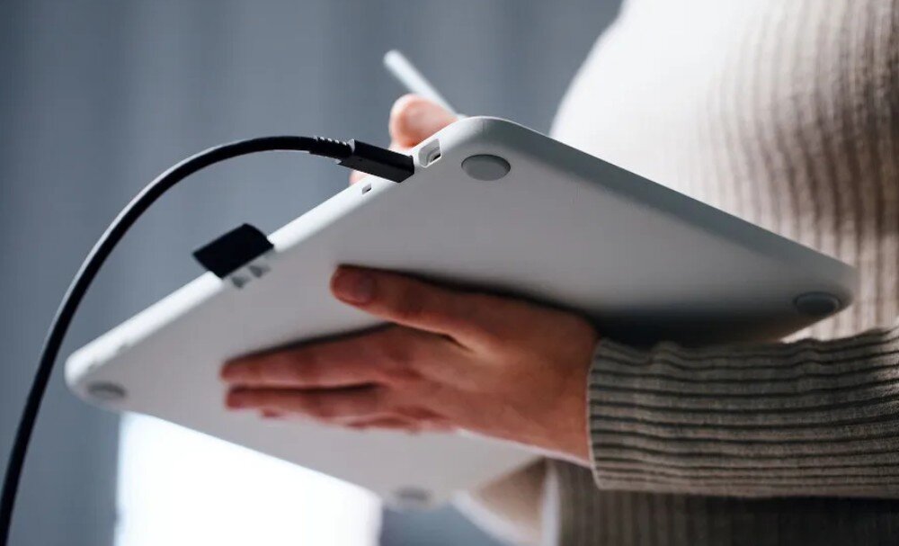 Tablet graficzny WACOM One 13 Touch Pen Display porty podłączenie zasilanie
