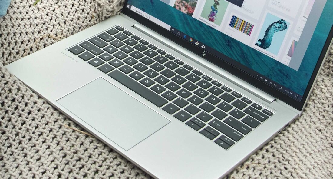 Laptop HP EliteBook 840 - Otwarty laptop HP EliteBook 840 z ekranem i widoczną klawiaturą.
