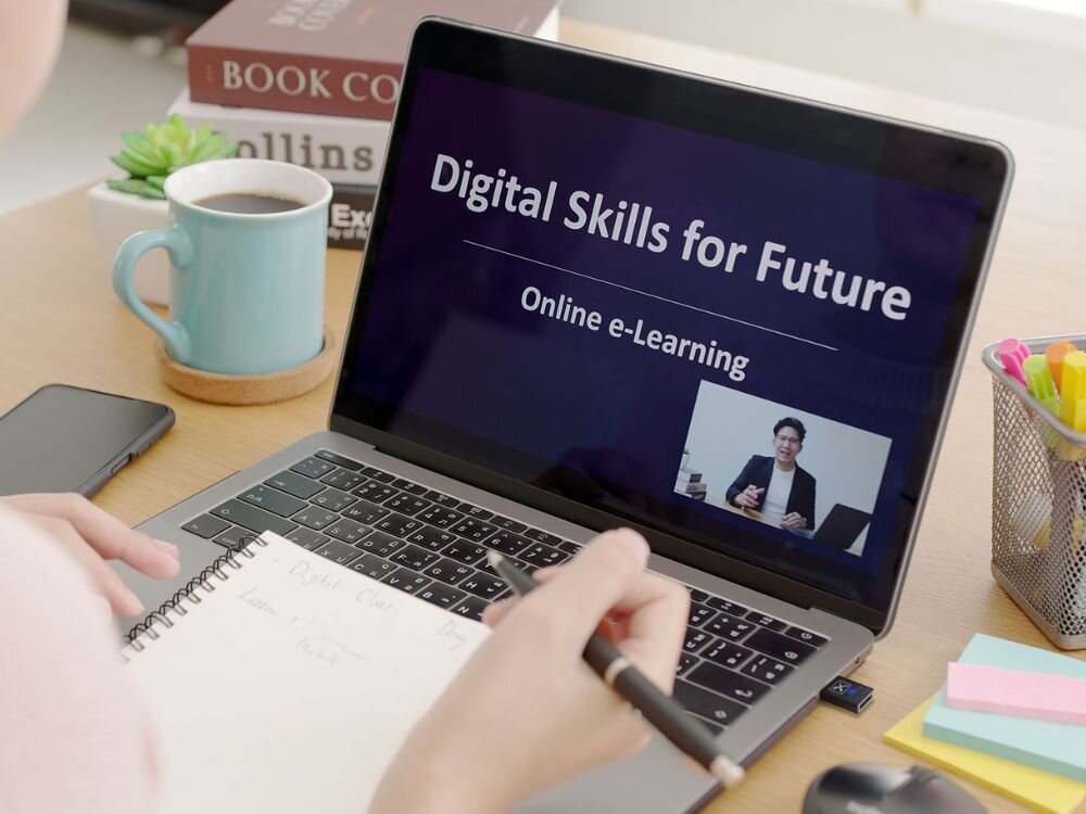 Adapter CREATIVE BT-W5
                laptop na biurku z podłączonym adapterem