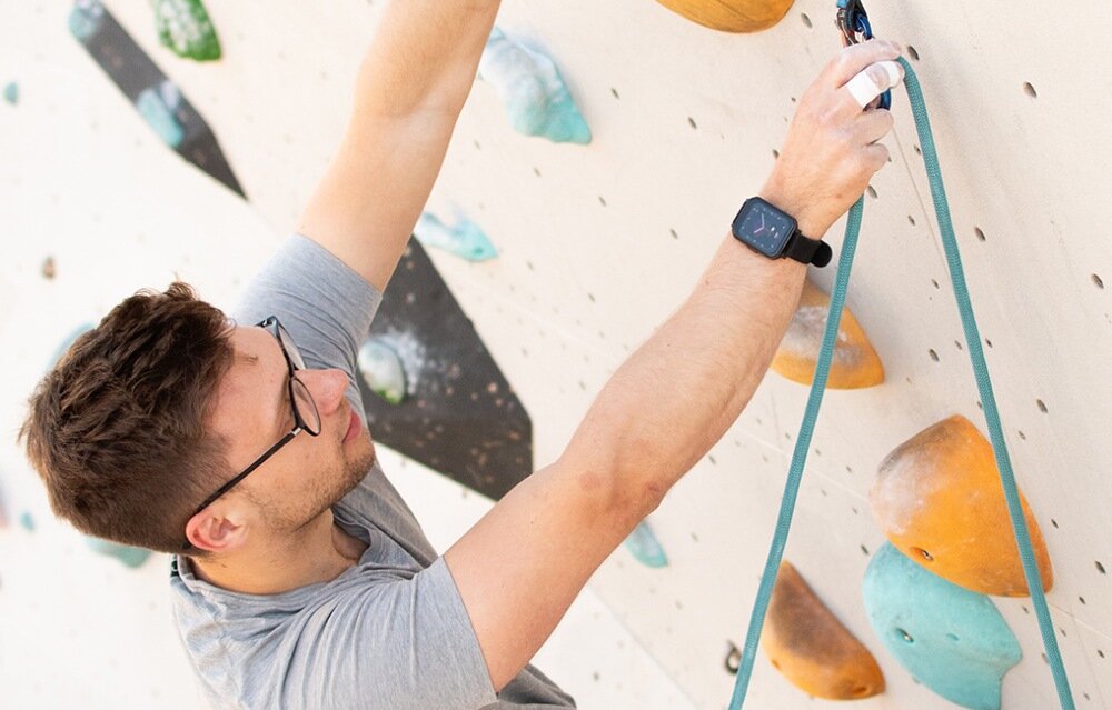 Smartwatch MAXCOM FW56 Carbon Pro ekran bateria czujniki zdrowie sport pasek ładowanie pojemność rozdzielczość łączność sterowanie krew puls rozmowy smartfon aplikacja