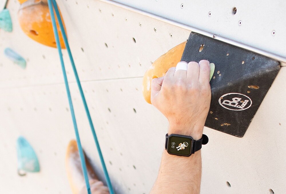 Smartwatch MAXCOM FW56 Carbon Pro ekran bateria czujniki zdrowie sport pasek ładowanie pojemność rozdzielczość łączność sterowanie krew puls rozmowy smartfon aplikacja