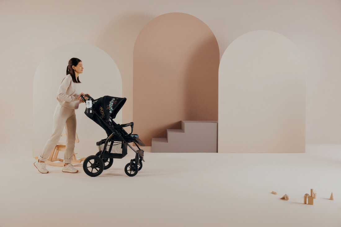 Wózek dziecięcy LIONELO Annet Tour Dreamin Czarny ze wzorem Regulacja pasów 5-punktowe pasy miękkie osłonki długość wysokość bezpieczeństwo Odblaskowe elementy