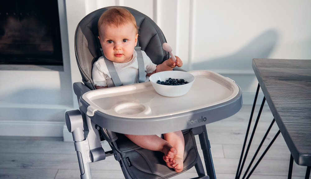 Krzesełko do karmienia LIONELO Cora Plus Szary Wygoda beztroska Regulacja podnóżka pasy bezpieczenstwa palak trzy zawieszki