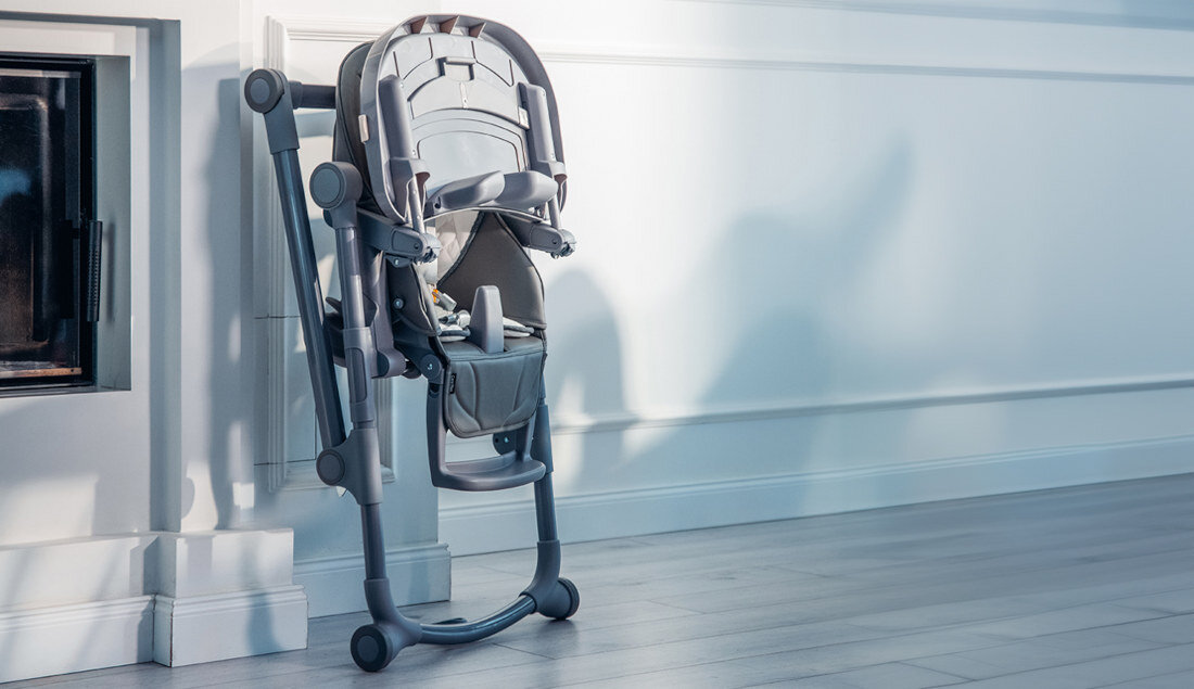 Krzesełko do karmienia LIONELO Cora Plus Szary Kompaktowy mobilny cztery praktyczne kola pozycja pionowa skladanie