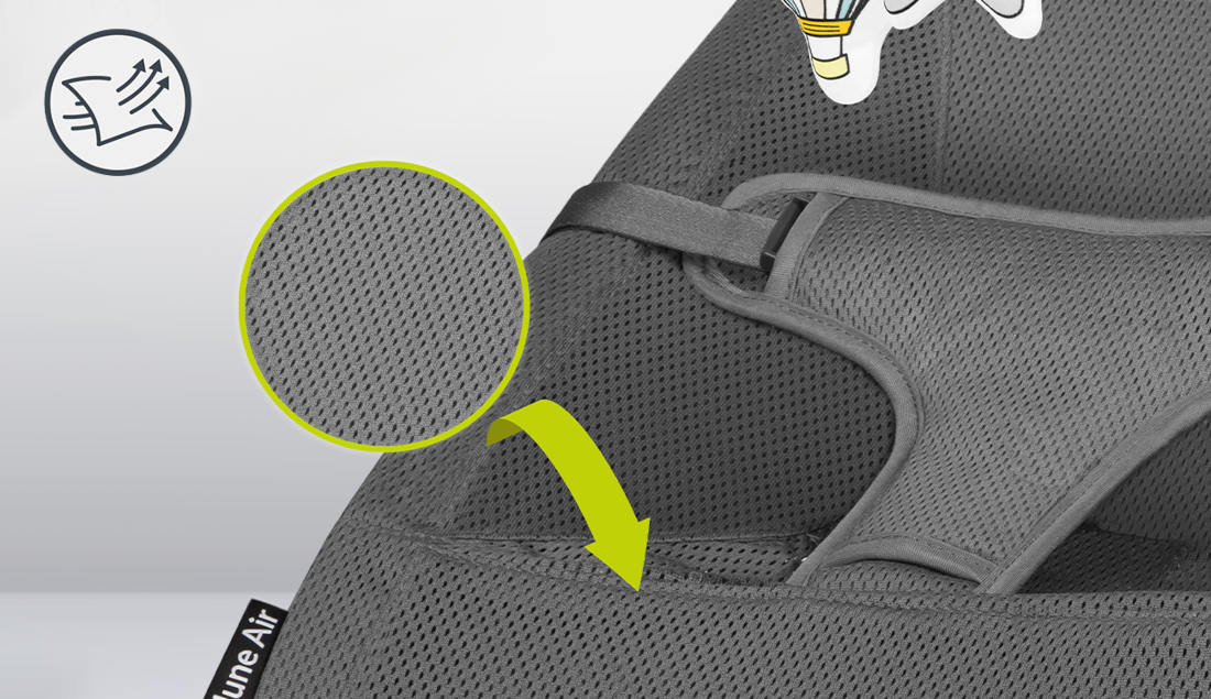 Obraz przedstawia szary bujaczek z siateczkowym materiałem, zbliżenie na teksturę tkaniny. Widoczny jest symbol przepuszczalności powietrza oraz etykieta z napisem \'June Air\'.