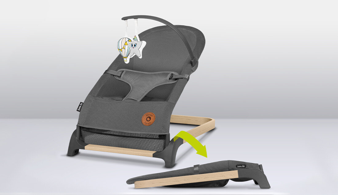 Szary bujaczek z drewnianymi elementami, z zawieszką w kształcie gwiazdki. Obok znajduje się ilustracja pokazująca możliwość złożenia bujaczka.