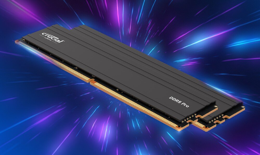 Pamięć RAM CRUCIAL Pro 96GB (2x48GB) 5600MHz Moduł pamięci RAM z czarnym radiatorem unoszący się na tle dynamicznego, kolorowego rozbłysku światła w odcieniach fioletu i niebieskiego, opis