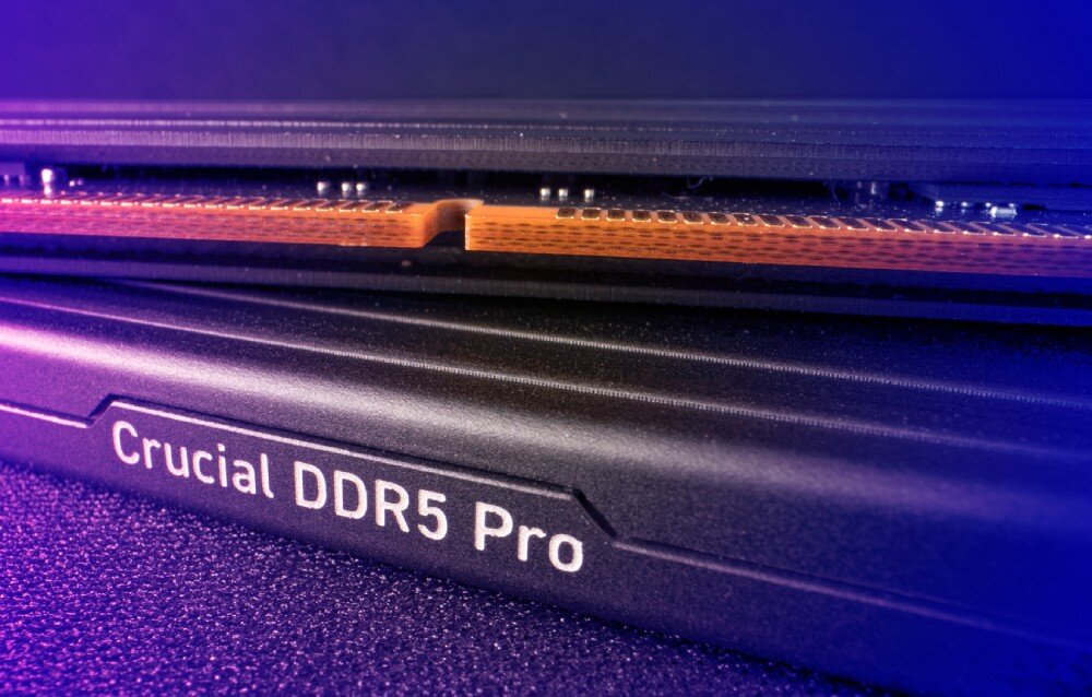 Pamięć RAM CRUCIAL Pro 48GB (2x24GB) 6000MHz Zbliżenie na dolną część modułu pamięci z widocznymi stykami i napisem 'Crucial DDR5 Pro' na obudowie w kolorze czarnym, podkręcenie, profile XMP 3.0, AMD EXPO