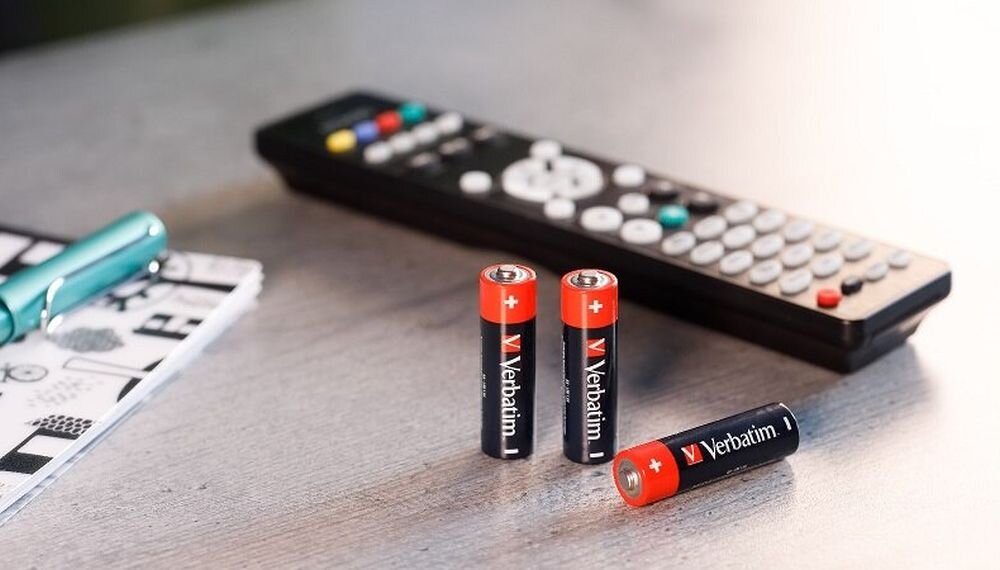 Bateria AA LR6 VERBATIM 49505 (24 szt.) baterie na stole, obok pilota, konstrukcja przemyslana