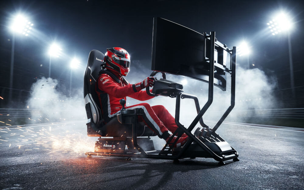 Kokpit HUZARO Speed 6.0 prezentacja kokpitu podczas grania osoba siedząca w tle tor wyścigowy i lampy