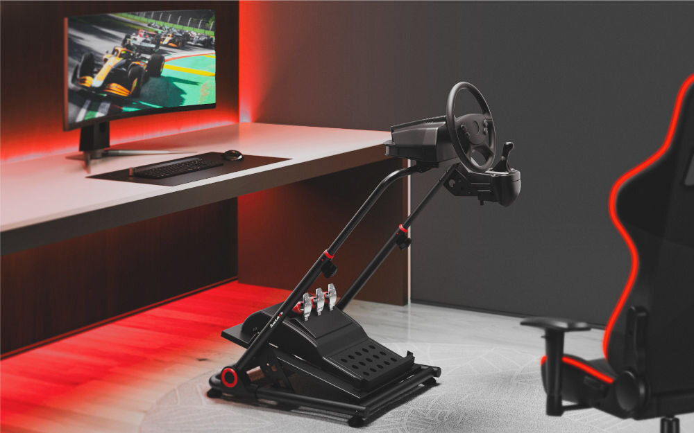 Stojak do kierownicy HUZARO Speed 3.0 prezentacja stojaka na tle pokoju przy biurku