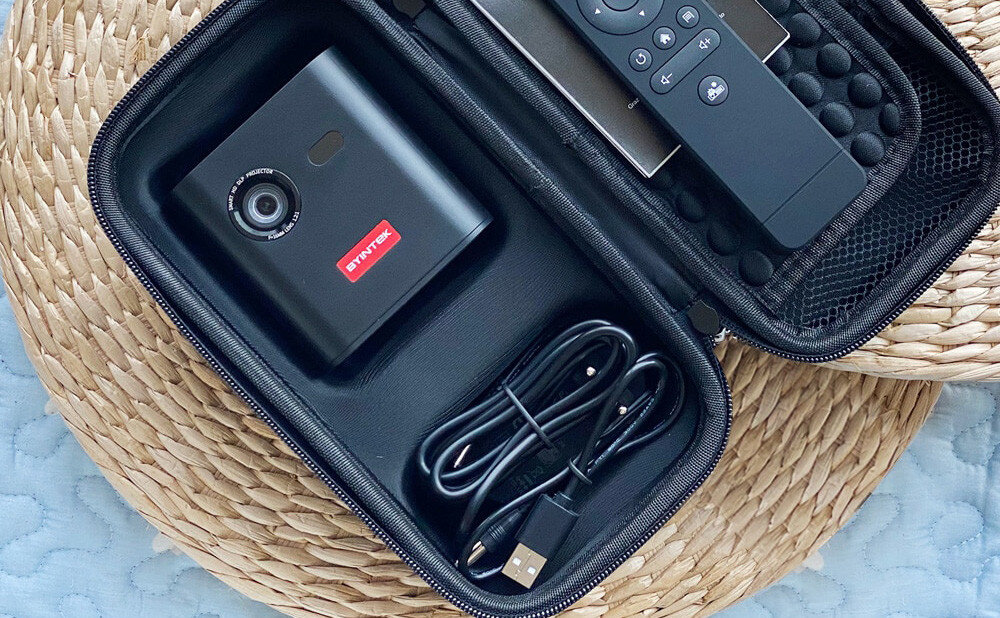 Projektor BYINTEK P19 porty złącza podłączenie akcesoria