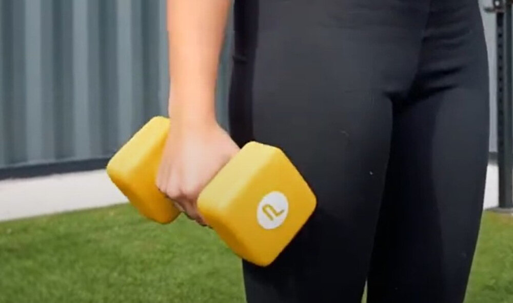 Hantla PURE2IMPROVE Dumbell 5 kg ergonomiczny antyposlizgowy uchwyt srednica 4,5 cm