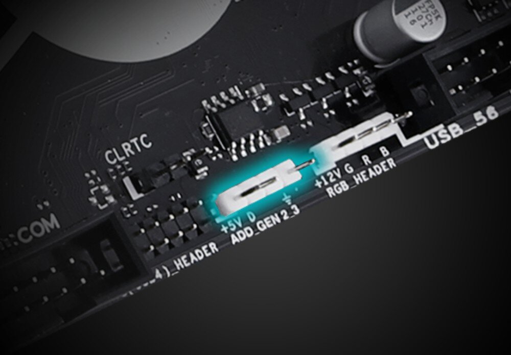 Płyta główna ASUS Prime B760 Plus Zbliżenie na krawędź laminatu płyty głównej z podświetlonymi na niebiesko złączami dla taśm LED