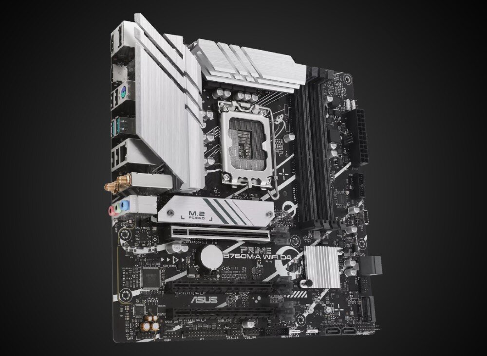 Płyta główna ASUS Prime B760M-A WiFi Perspektywiczne ujęcie płyty głównej od strony złącz wejścia i wyjścia, prezentujące srebrne osłony portów i rozmieszczenie elementów na czarnym laminacie