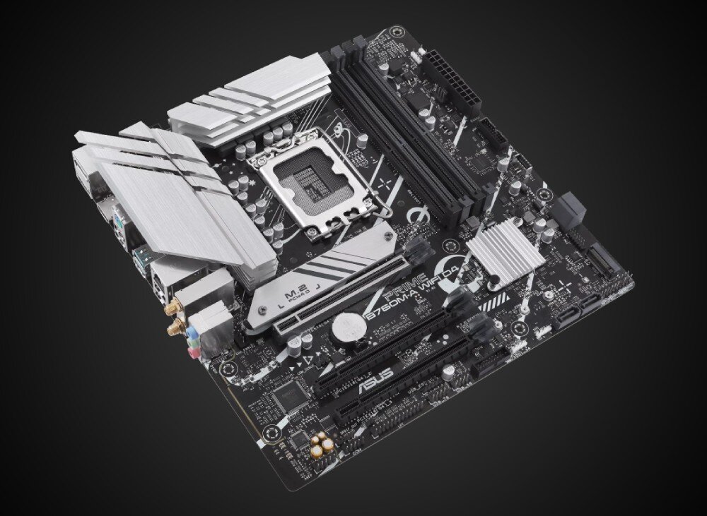Płyta główna ASUS Prime B760M-A WiFi Płyta główna pokazana pod kątem na czarnym tle, eksponująca srebrne radiatory sekcji zasilania oraz gniazdo procesora
