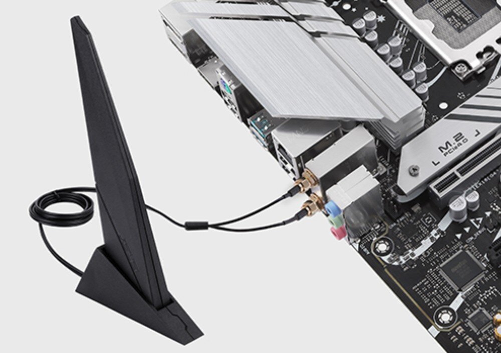 Płyta główna ASUS Prime B760M-A WiFi Zbliżenie na panel tylny płyty głównej z podłączoną zewnętrzną czarną anteną Wi-Fi o trójkątnym kształcie