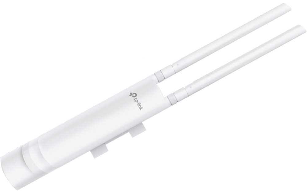 Punkt dostępu TP-LINK EAP113-Outdoor Widok urządzenia sieciowego z boku, na białym tle, z wyraźnie widocznymi dwiema antenami, obudowa, szczelność, wodoodporność