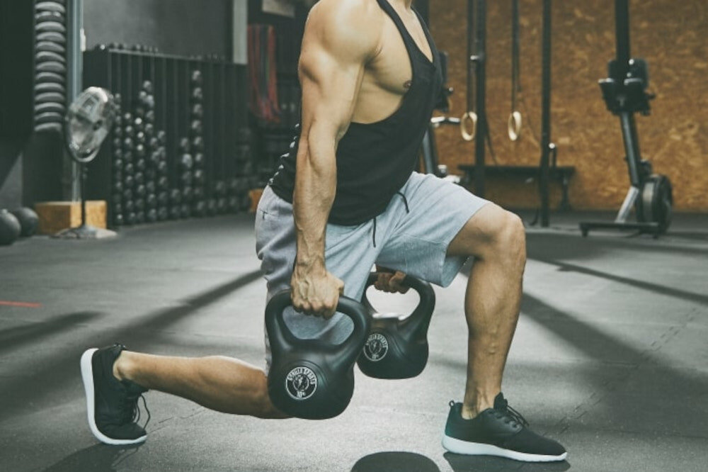 Kettlebell GORILLA SPORTS 3010 2 kg ergonomiczny kztalt idealnie wywazony rozklad masy efektywne treningi dla poczatkujacych dla doswiadczonych entuzjastow fitness