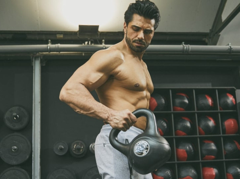 Kettlebell GORILLA SPORTS 2468 10 kg ergonomicznie zaprojektowany uchwyt duza raczka grubosc 4 cm