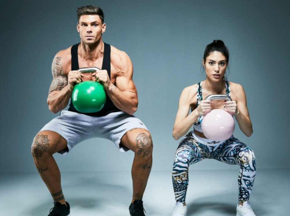 Kettlebell GORILLA SPORTS 2520 32 kg z wysokiej jakosci stali waga 32 kg plaski spod w kolorze czerwonym