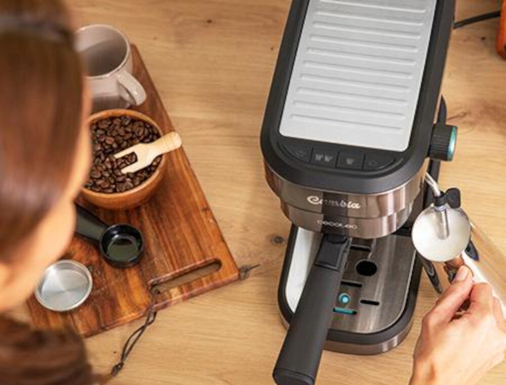 Ekspres CECOTEC Cafelizzia 890 Czarny Aromat zamknięty w filiżance ciśnienie technologia ForceAroma Gęsta pianka i intensywny zapach espresso, cappuccino czy latte