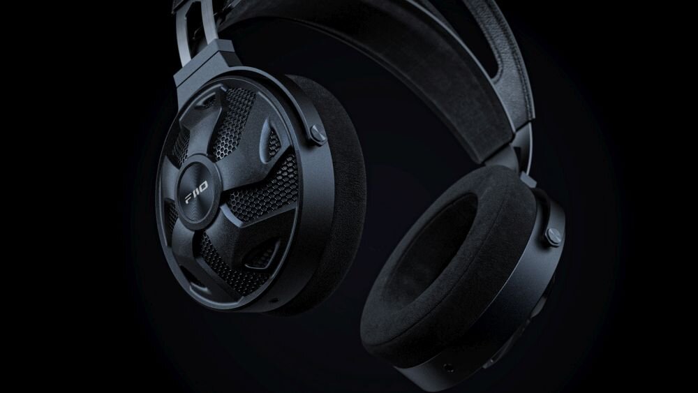 Słuchawki nauszne FIIO FT3 - sluchawki na czarnym tle design komfort lekkość dźwięk jakość wrażenia słuchowe ergonomia lekkość sport aktywność podróże czas pracy działanie akumulator