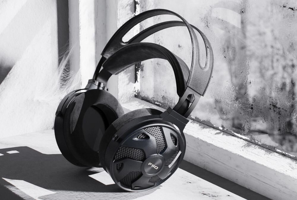 Słuchawki nauszne FIIO FT3 - cyrkulacja powietrza, konstrukcja nausznikow - sluchawki na czarnym tle
