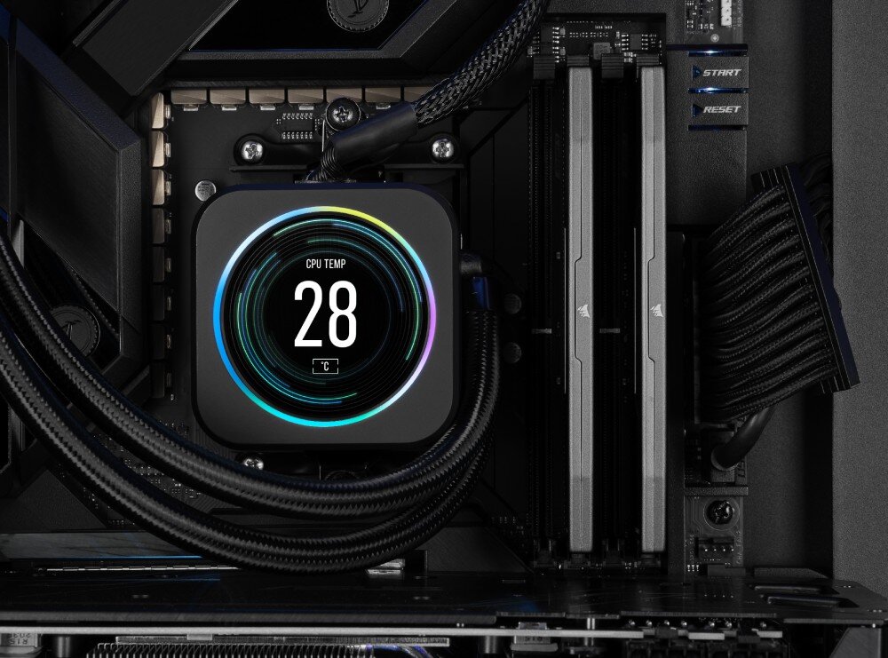 Pamięć RAM CORSAIR Vengeance Dwa moduły pamięci RAM ułożone poziomo jeden nad drugim prezentujące frontowe panele radiatorów z logotypem na środku