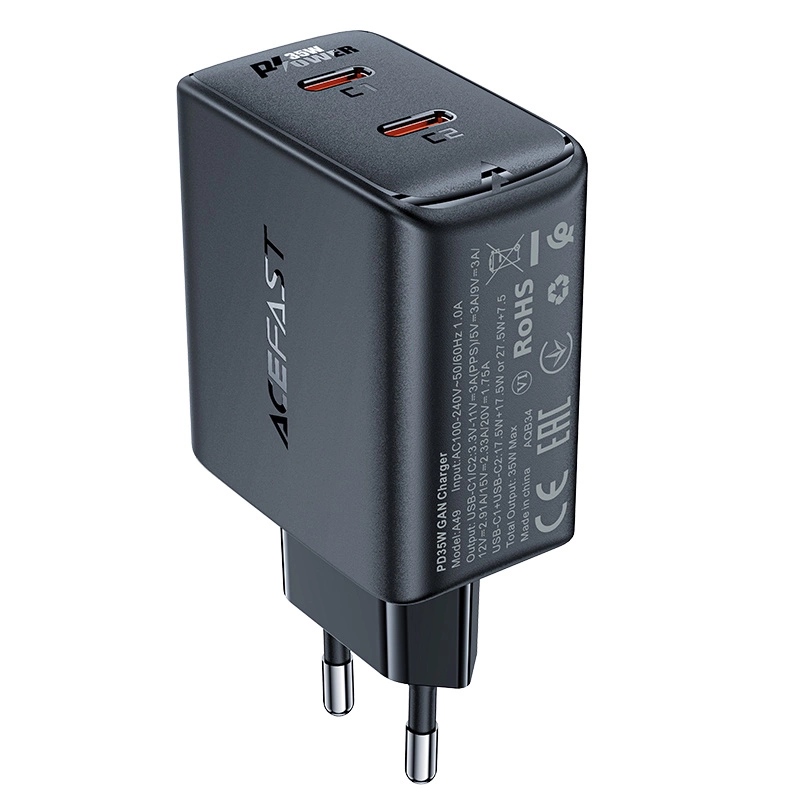 Czarna ładowarka sieciowa z dwoma portami USB-C i napisem \'ACEFAST\' na boku. Widoczne są oznaczenia techniczne oraz certyfikaty na powierzchni urządzenia.