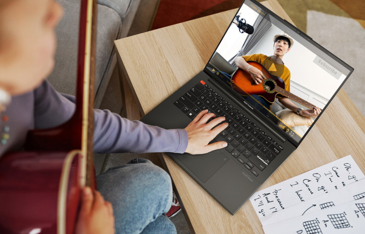 Laptop ASUS VivoBook S 14 K5404VA 14 i5-13500H 16GB RAM 512GB SSD Windows 11 Home wygląd styl akcenty zawias 180